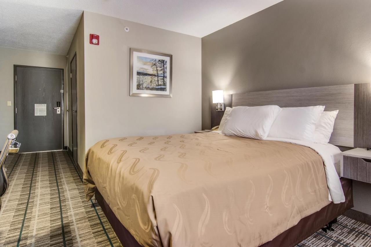 Quality Inn & Suites Grove City-Outlet Mall Kültér fotó