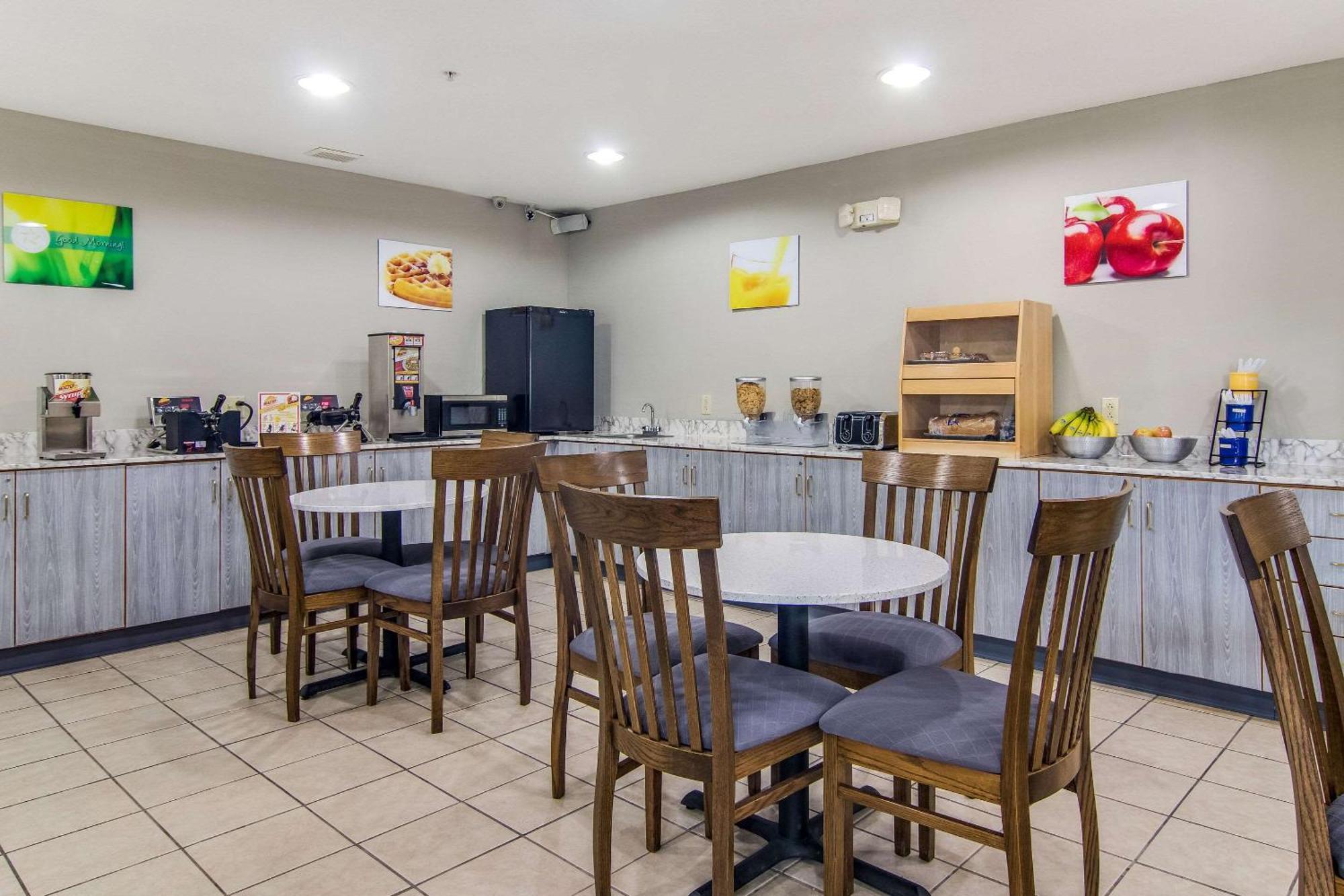 Quality Inn & Suites Grove City-Outlet Mall Kültér fotó