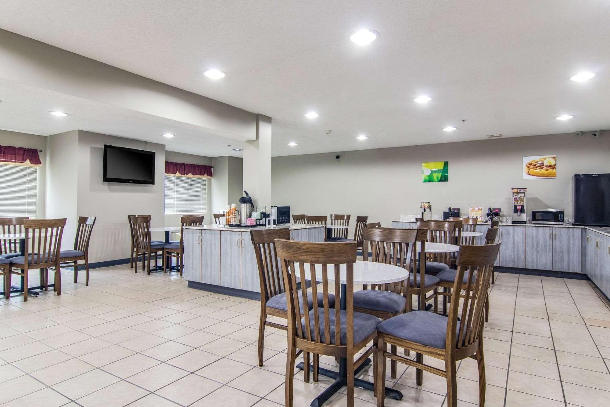 Quality Inn & Suites Grove City-Outlet Mall Kültér fotó