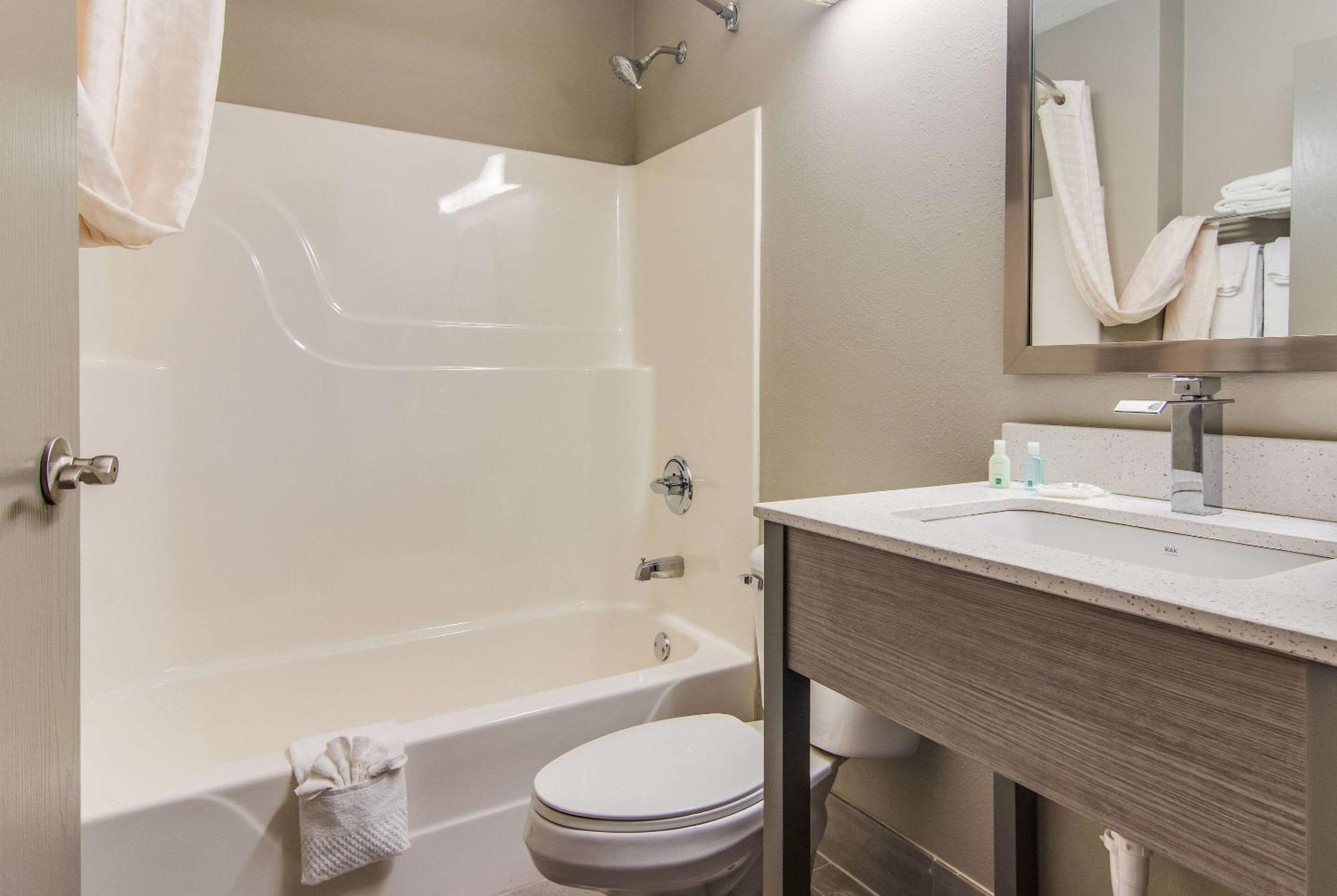 Quality Inn & Suites Grove City-Outlet Mall Kültér fotó