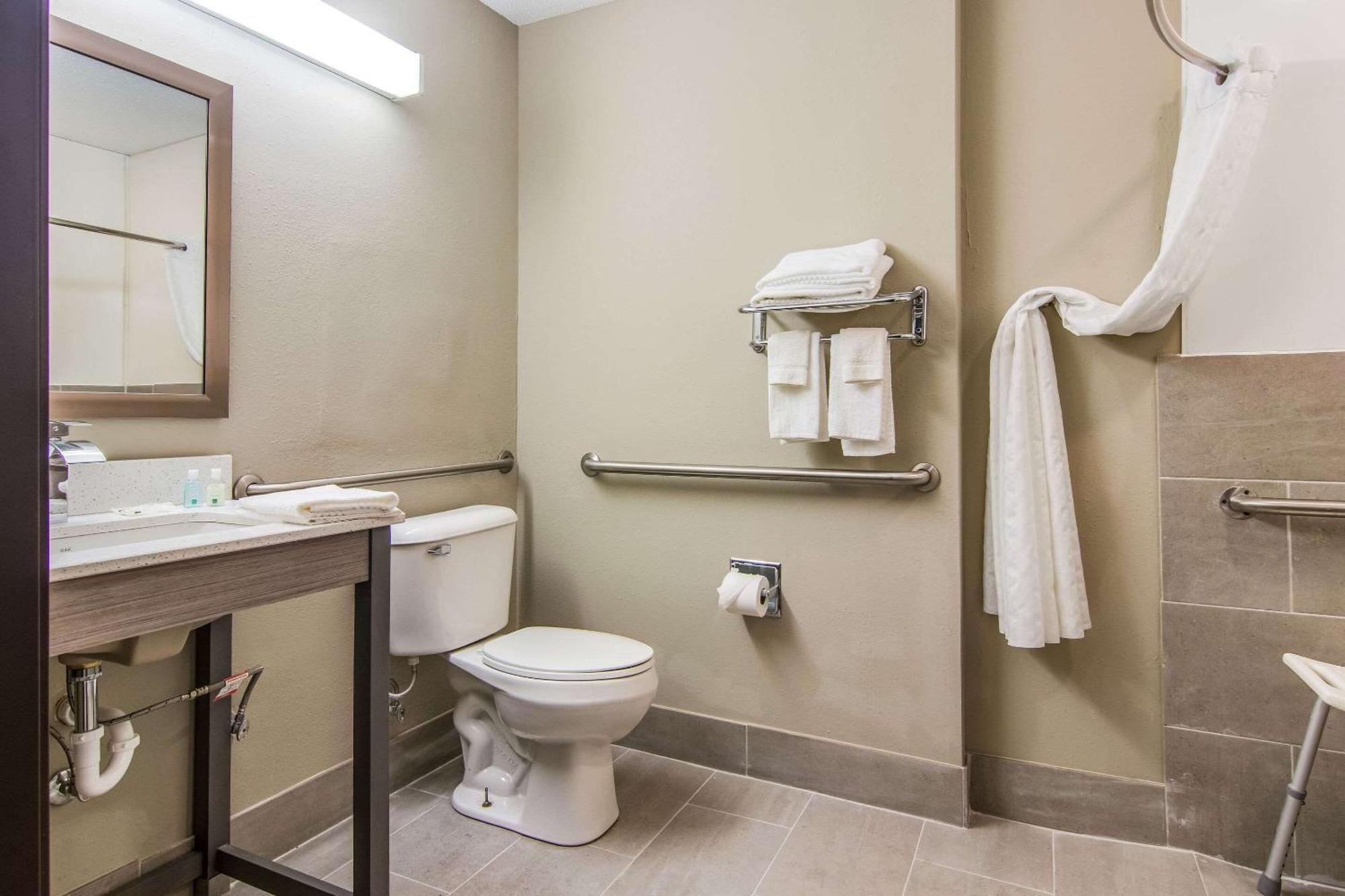 Quality Inn & Suites Grove City-Outlet Mall Kültér fotó