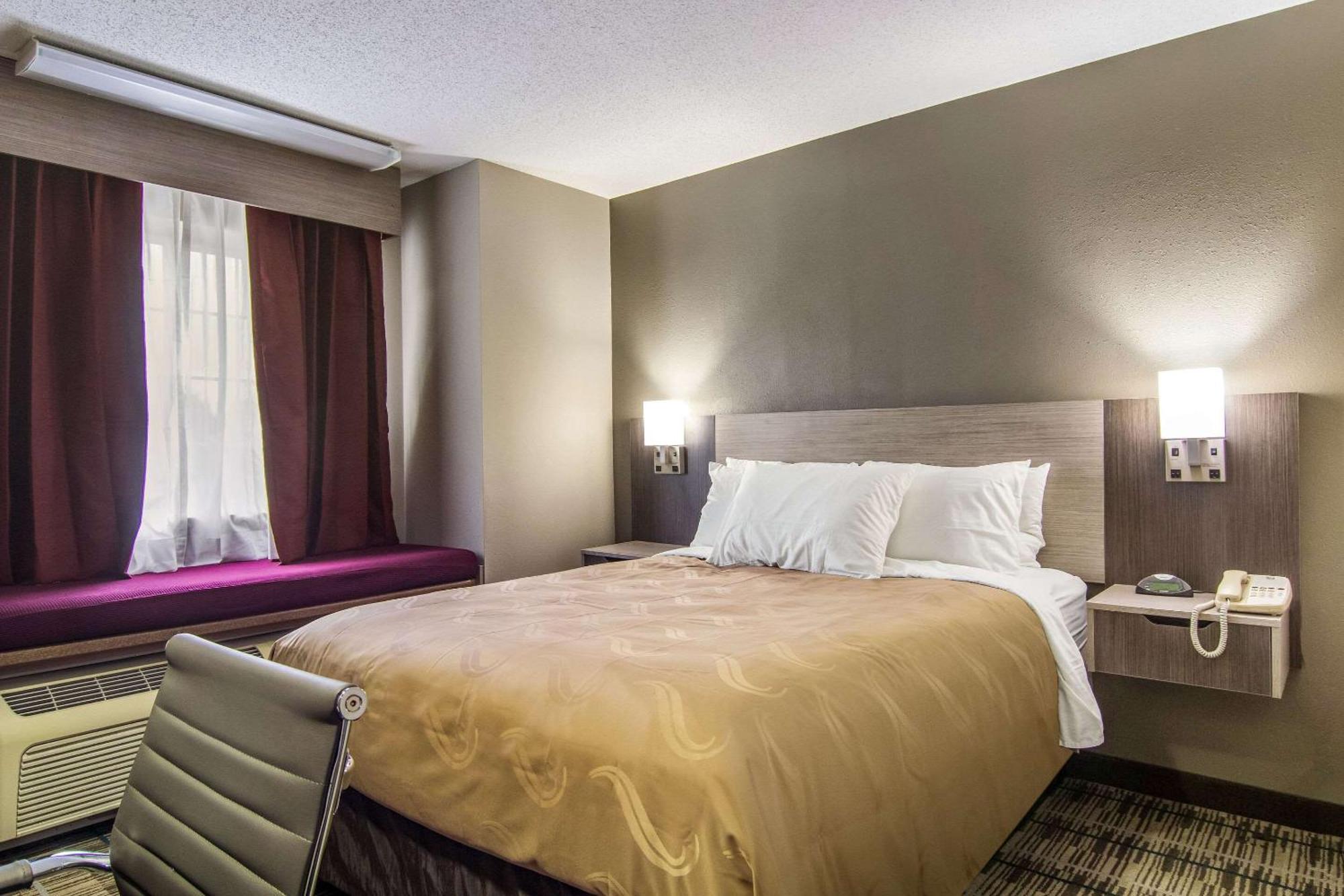 Quality Inn & Suites Grove City-Outlet Mall Kültér fotó