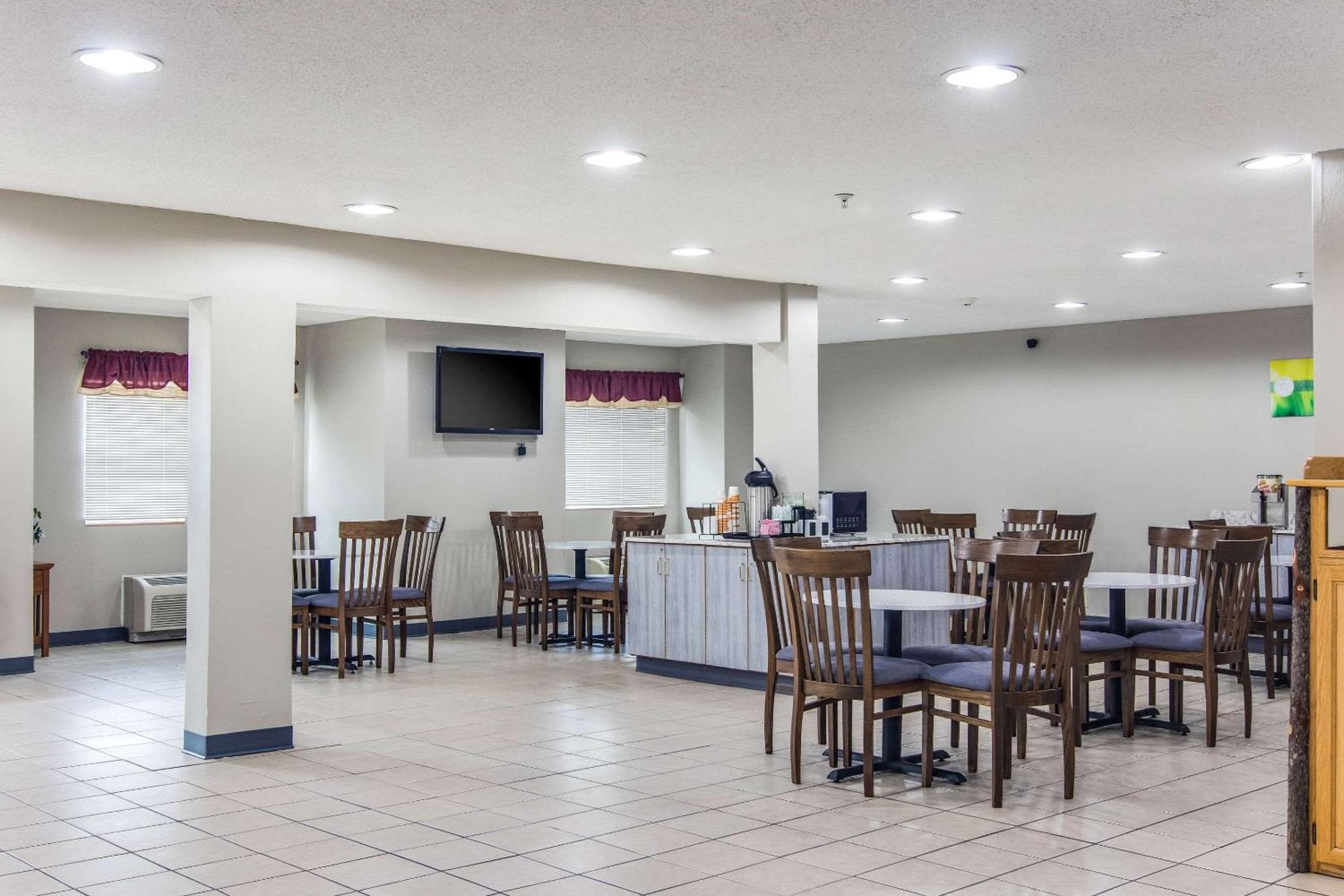 Quality Inn & Suites Grove City-Outlet Mall Kültér fotó