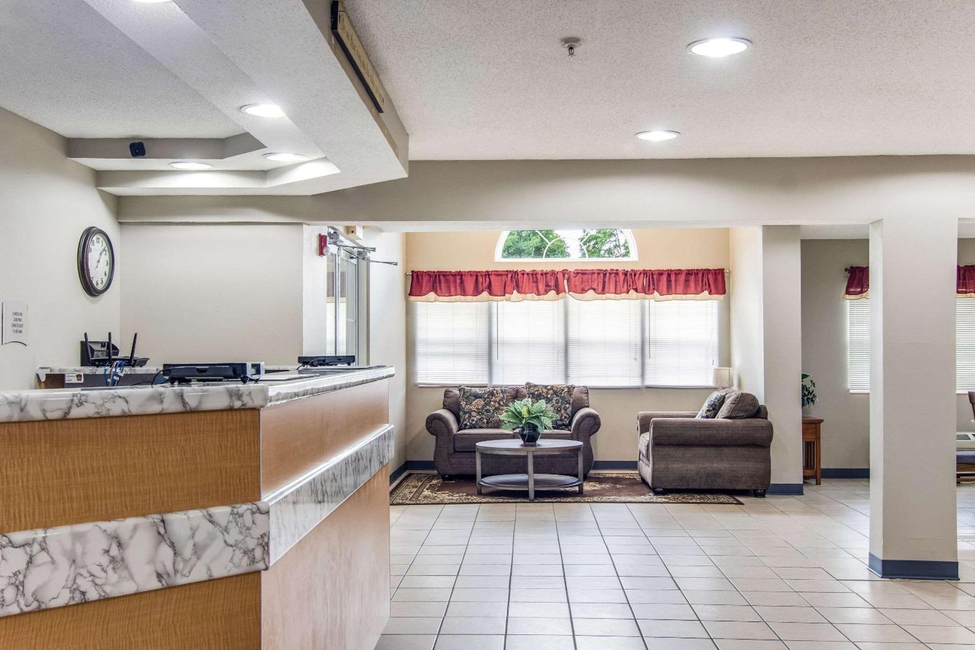 Quality Inn & Suites Grove City-Outlet Mall Kültér fotó