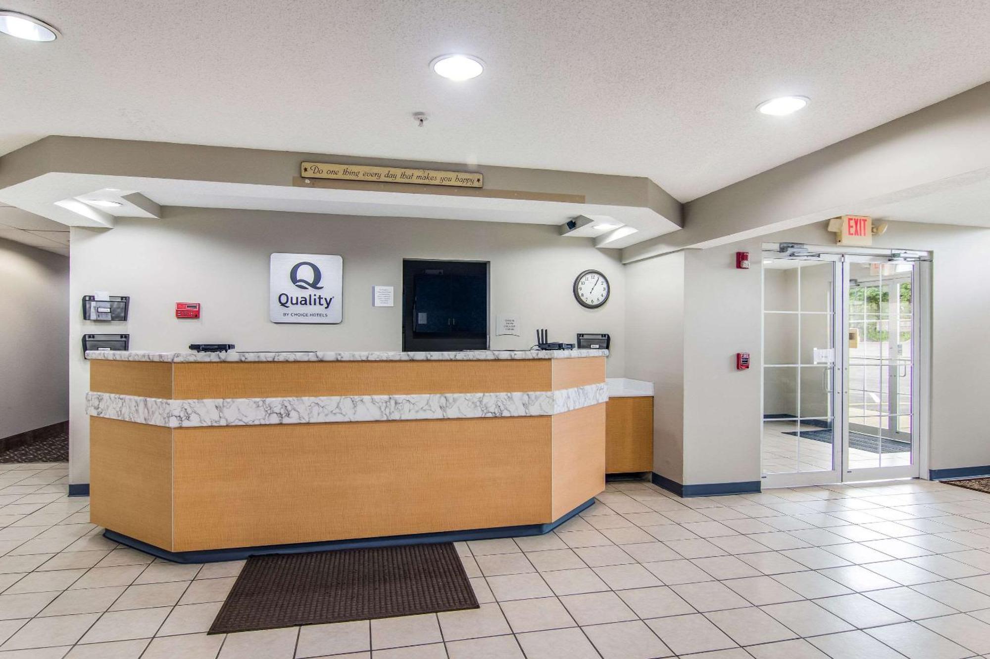 Quality Inn & Suites Grove City-Outlet Mall Kültér fotó